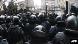 Полицейские перед здание Облсовета Донецкой области