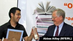 BBG Governor Victor Ashe (r) presenting the 2011 Oxu Zali award to Azerbaijani author Musa Efendi.