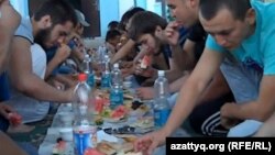 Молодые люди во время приема пищи в месяц Рамазан. Иллюстративное фото. 