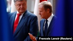 Avropa Şurasının prezidenti Donald Tusk (sağda) və Ukrayna prezidenti Petro Poroshenko 