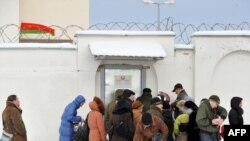 Родственники задержанных во время акции оппозиции у стен тюрьмы в Минске