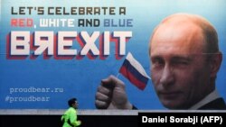 Рекламный щит на тему Brexit, на котором изображен президент России Владимир Путин