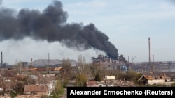 Дым над металлургическим комбинатом «Азовсталь», 25 апреля 2022 года