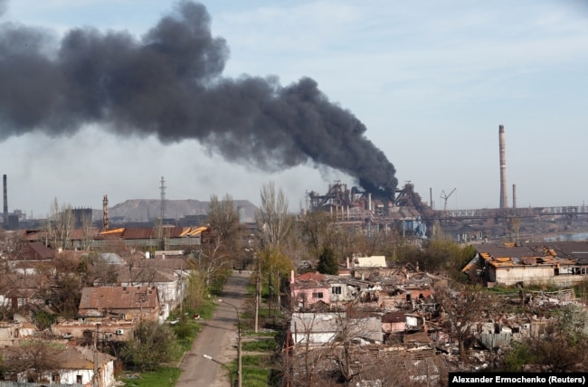 Дим над металургійним комбінатом «Азовсталь», де тримали оборону українські бійці. Маріуполь, 25 квітня 2022