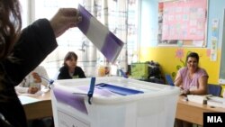 Гласање на претседателски и предвремените парламентарни избори 2014. Гласачи во Скопје.