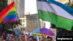 Узбекские гей-активисты несут флаг своей родины во время гей-парада в Нью-Йорке. 