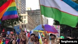 Узбекские гей-активисты несли флаг своей родины во время крупнейшего гей-парада в Нью-Йорке в 2017 году. Фото информагентства «Фергана».