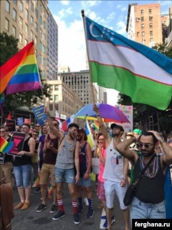 АҚШнинг Ню Йорк шаҳрида 2017 йил ўтказилган гей парадда ўзбекистонликлар ҳам кўринди.