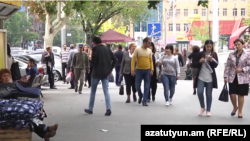 Մարդիկ Երևանի փողոցներից մեկում, արխիվ
