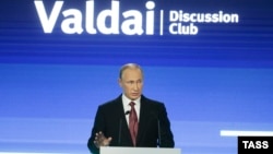 Президент России во время выступления на пленарном заседании «Философия международного развития для нового мира» в Валдае, 27 октября 2016 года 