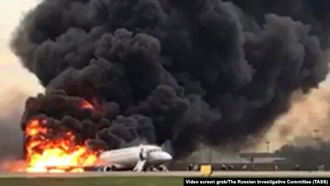 41 души загиват, когато този SSJ-100 се запалва след катастрофа по време на кацане на летище Шереметиево, Москва, 5 май, 2019 г.