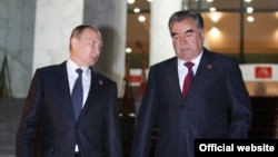 Президенты России и Таджикистана Владимир Путин (слева) и Эмомали Рахмон.