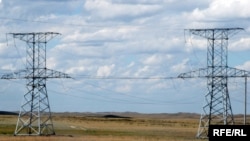 Қарағанды мен Теміртау қалалары арасындағы жоғары вольтті электр бағандары. Көрнекі сурет
