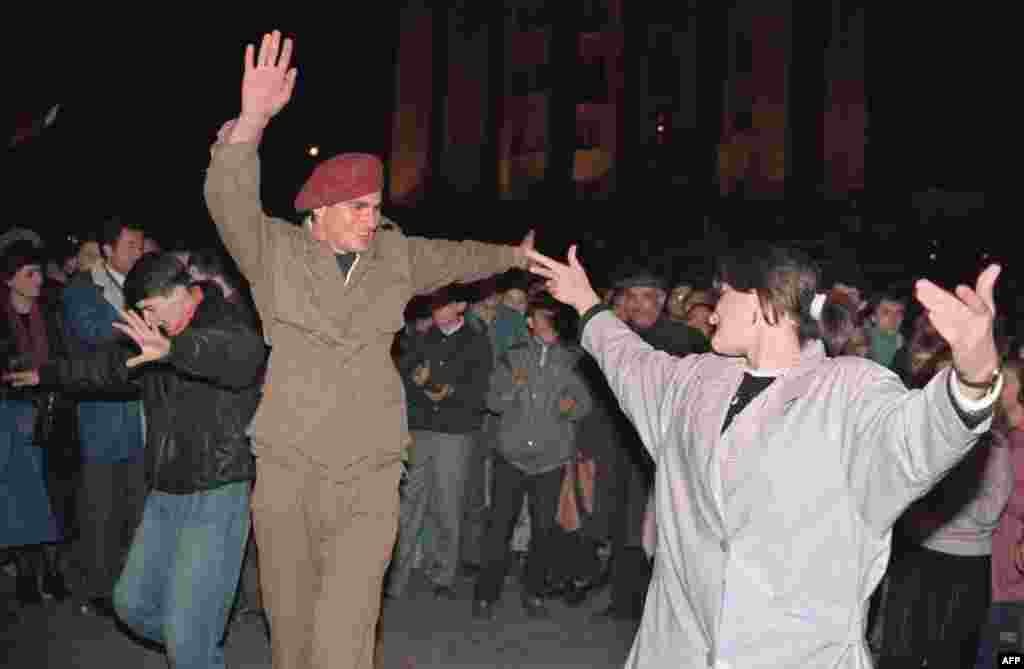 Грузиянын улуттук армиясынын жоокери эгемендик жарыяланганына кубанып бийлеп жатат. Тбилисидеги аянт, 1991-жылдын 10-апрели.
