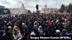Стихийный митинг в Кемерове за отставку власти после пожара в торговом центре (архивное фото)