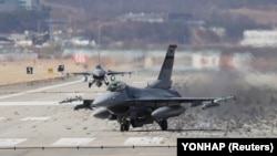 Американский самолет F-16 на военной базе в Южной Корее. Март 2018 года.