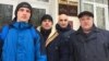 Арцём Стома, Аляксандар Акулаў, Юры Шаройкін і Леанід Судаленка каля суду