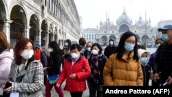 Венеція, Італія, 24 лютого 2020 року: останні дні Венеційського карнавалу скасували через спалах хвороби, туристи в масках