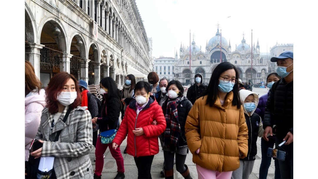 Turiști în Piața San Marco, din Venezia, după declararea focarului de infecție cu coronavirus în regiunea Veneto