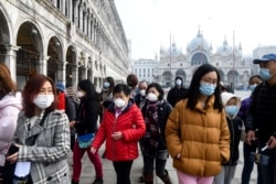 Turiști în Piața San Marco, din Venezia, după declararea focarului de infecție cu coronavirus în regiunea Veneto