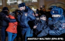 Police detain participants of a protest in support of Navalny in St. Petersburg on January 18.