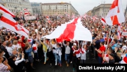 У Мінську 23 серпня зібралися, за оцінками, понад 100 тисяч людей, які вимагають відставки Олександр Лукашенка і проведення нових виборів.  Частина протестувальників дійшла до Палацу незалежності