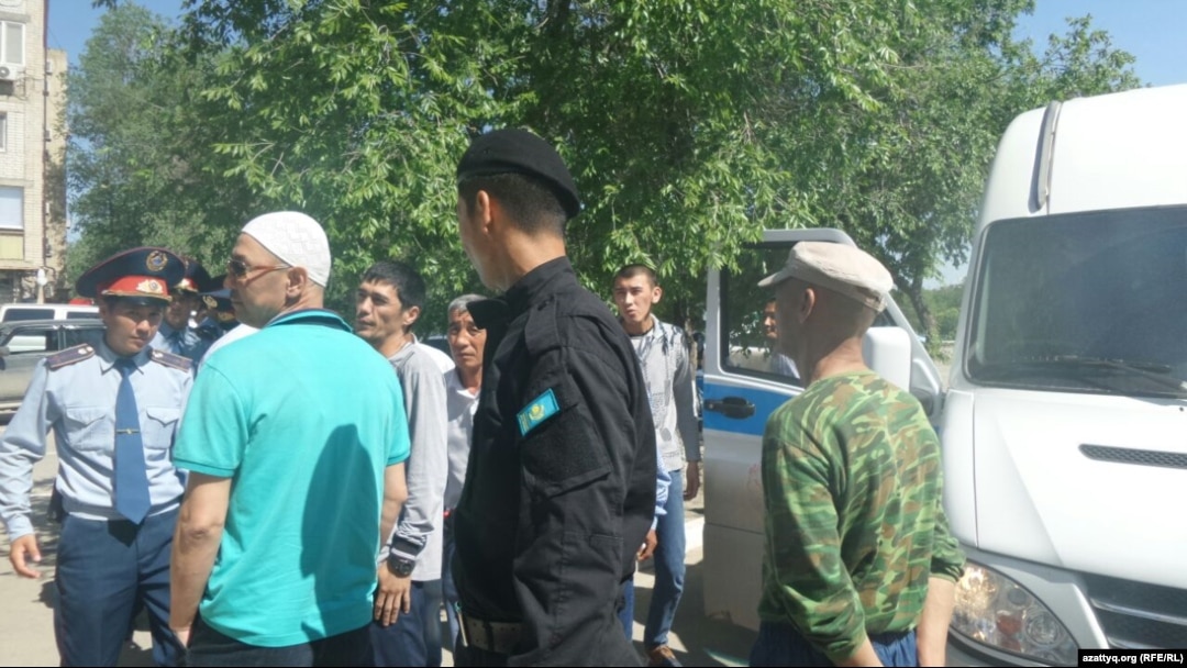 Моншаға жалаңаш адамдар барады