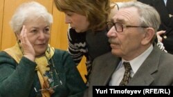 Марина (слева) и Борис (справа) Ходорковские -родители Михаила Ходорковского - в зале суда на втором процессе Михаила Ходорковского
