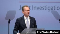 Холандският главен прокурор Фред Вестербеке представя резултатите от международното разследване