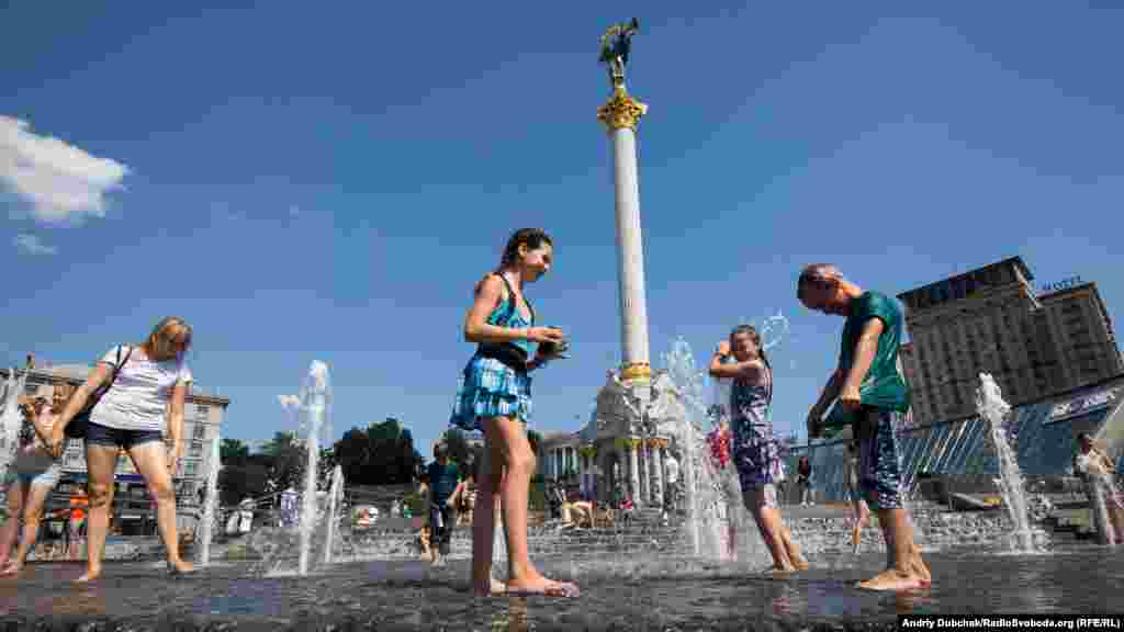 Діти купаються у фонтані на Майдані Незалежності. Синоптики попереджають, що денні температури +30 градусів і вище затримаються в Україні щонайменше до середини наступного тижня. Київ, 2 серпня 2017 року БІЛЬШЕ ПРО ЦЕ