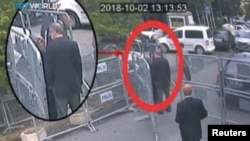 Фотография с видеокамеры наружного наблюдения: по данным TRT World, Это Джемаль Хашогги с невестой перед зданием саудовского консульства в Стамбуле