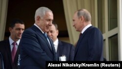 Vladimir Putin (sağda) və Benjamin Netanyahu, avqust, 2017-ci il