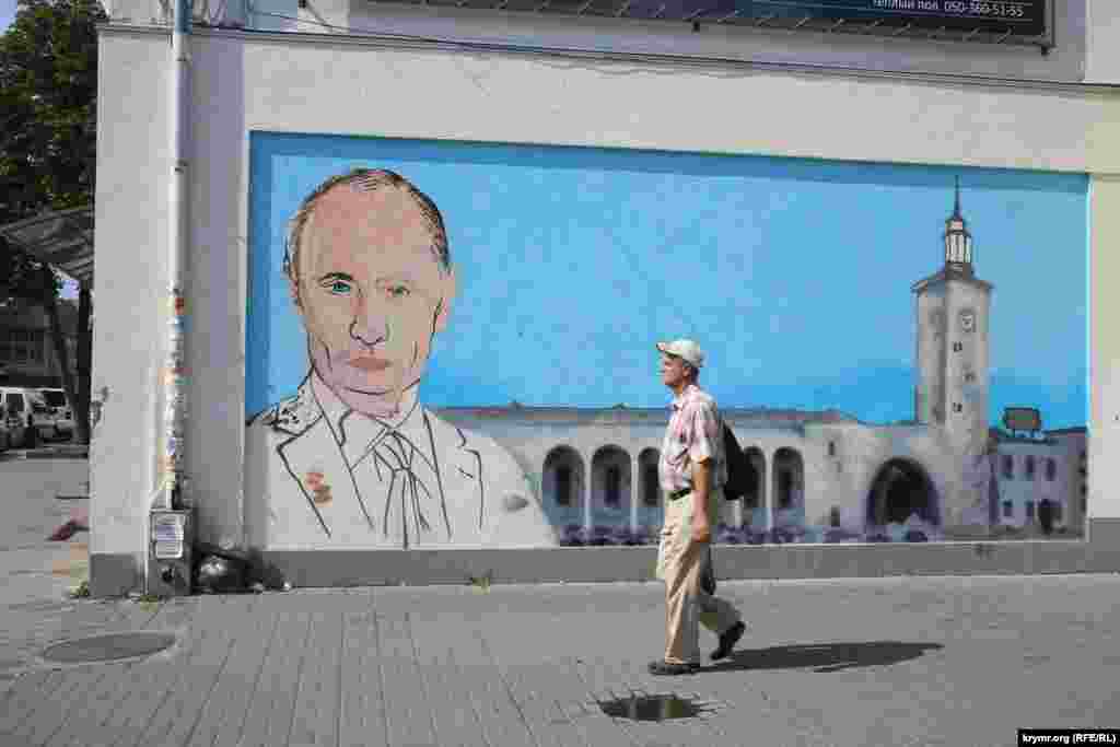 Aqmescit merkezinde Vladimir Putinniñ süreti ile graffiti peyda oldı, 2015 senesi avgust 13 künü