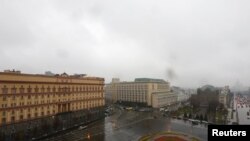 Moskvada FSB-nin binası (solda)