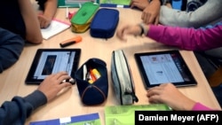 Tablete digjitale që përdoren nga nxënësit për mësim online. Fotografi ilustruese. 