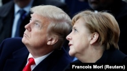 Președintele SUA Donald Trump și cancelara Germaniei Angela Merkeland la ceremonia de comemorare a 100 de ani de la semnarea armistițiului ce a pus capăt Primului Război Mondial. Paris, 11 noiembrie 2018 