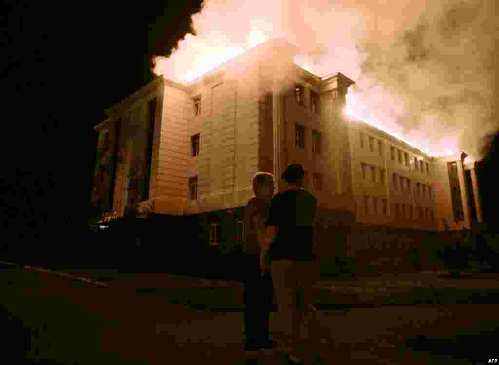 Bystanders watch a fire consuming a school in downtown Donetsk on August 27. (AFP/Francisco Leong)