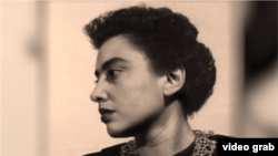 Monica Lovinescu a fost fiica criticului literar Eugen Lovinescu şi a profesoarei Ecaterina Lovinescu Bălăcioiu şi verişoara prozatorului Anton Holban, a scriitorului Vasile Lovinescu şi a dramaturgului Horia Lovinescu. Aici într-o fotografie de la finele anilor '40. 
