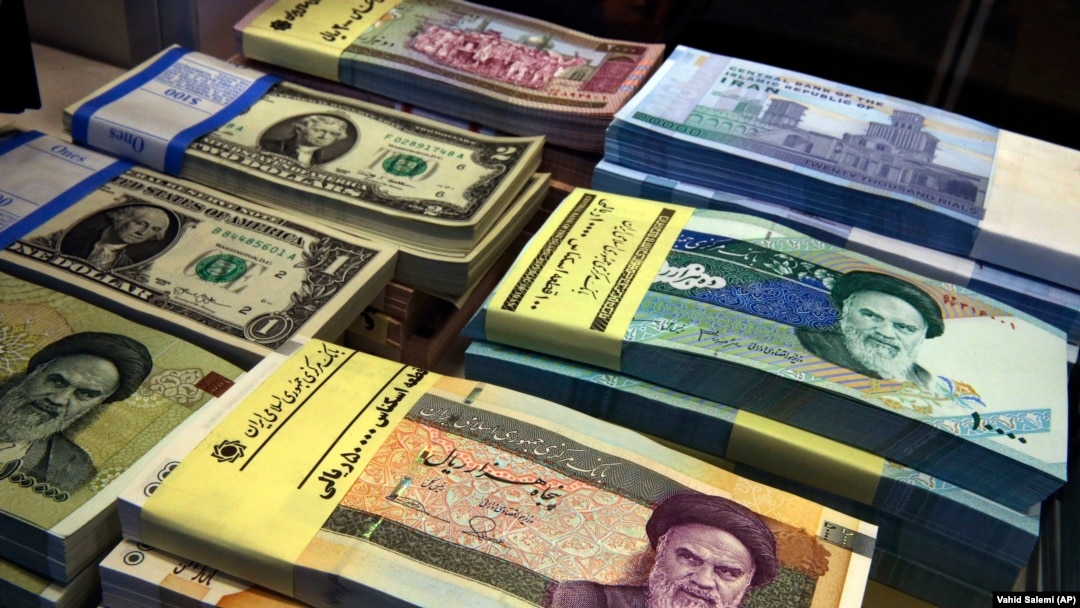 Iranian and U.S. banknotes on display at a currency exchange shop in downtown Tehran. (file photo)