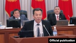 Бакыт Аманбаев Жогорку Кеңеште ант берүүдө. 3-октябрь, 2013-жыл. 