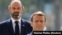 Прем’єр-міністр Франції Едуар Філіпп (позаду) та президент Емманюель Макрон (попереду), 8 травня 2020 року