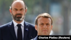Emmanuel Macron (öndə) və Edouard Philippe