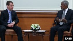 Rusiya prezidenti Dmitry Medvedev (solda) və Kofi Annan, Moskva 25 mart 2012