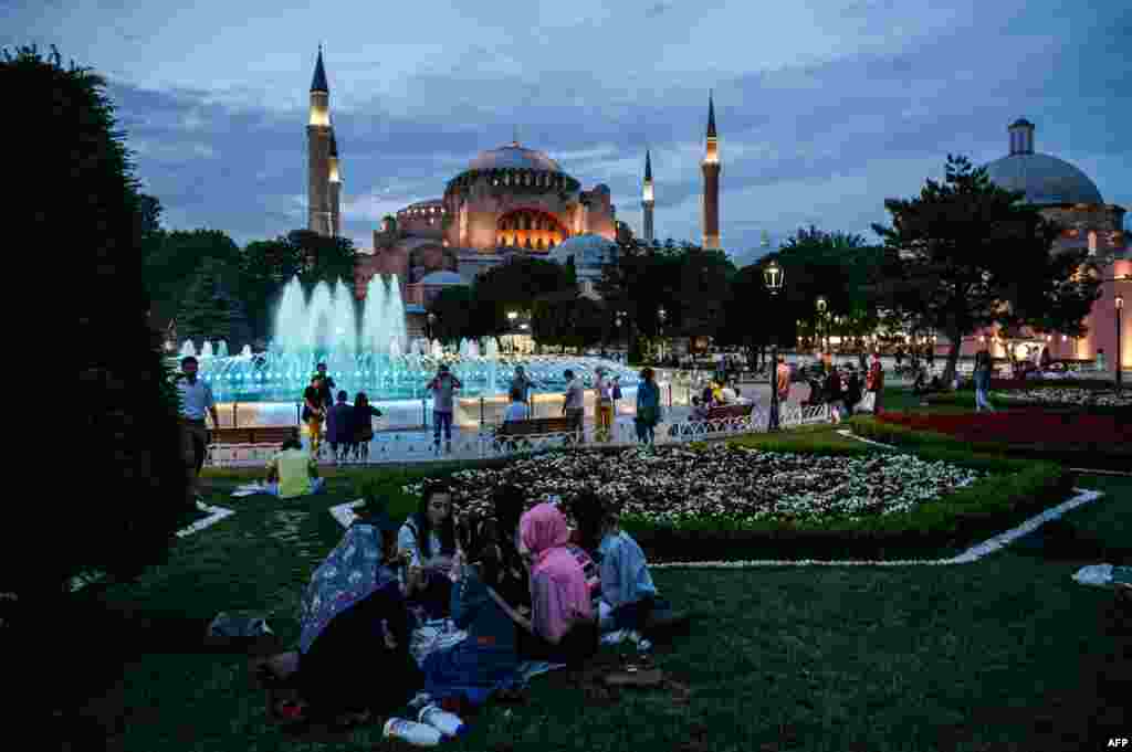 يوه کورنۍ د ترکي په استنبول کې يو پارک کې د روژه ماتې په وخت
