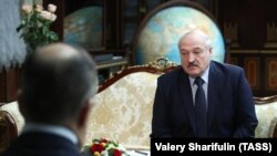 Лукашенко: у нас дуже серйозна Конституція. Казахстан, Росія, ми – мабуть, ось три просунуті держави, які мають таку серйозну жорстку Конституцію, де від рішення президента залежить усе