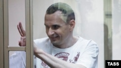 Russia -- Ukrainian film director Oleh Sentsov is seen inside of the defendant's cage in a military courtroom during a hearing in the southwestern city of Rostov-on-Donu, August 25, 2015