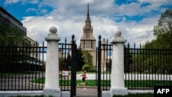 Вид на главное здание МГУ