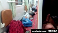 Ýolagçylar otluda ýer ýetmezçiligi sebäpli ýoly geçelgede geçirýärler. (arhiw suraty)