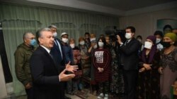 Президент Шавкат Мирзияев на встрече с гражданами, эвакуированными после прорыва дамбы на Сардобинском водохранилище.