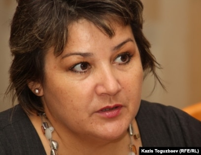 әдемі мұсылман кискалары Университеттегі әйелдер дәретханасына зәр шығару кезіндегі жасырын камера түсірілімі. Онлайн көру.